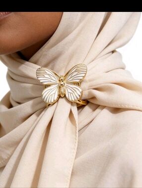 🆕️🦋 CREAM & GOLD BUTTERFLY SCARF CLIP ASSESSORY🦋